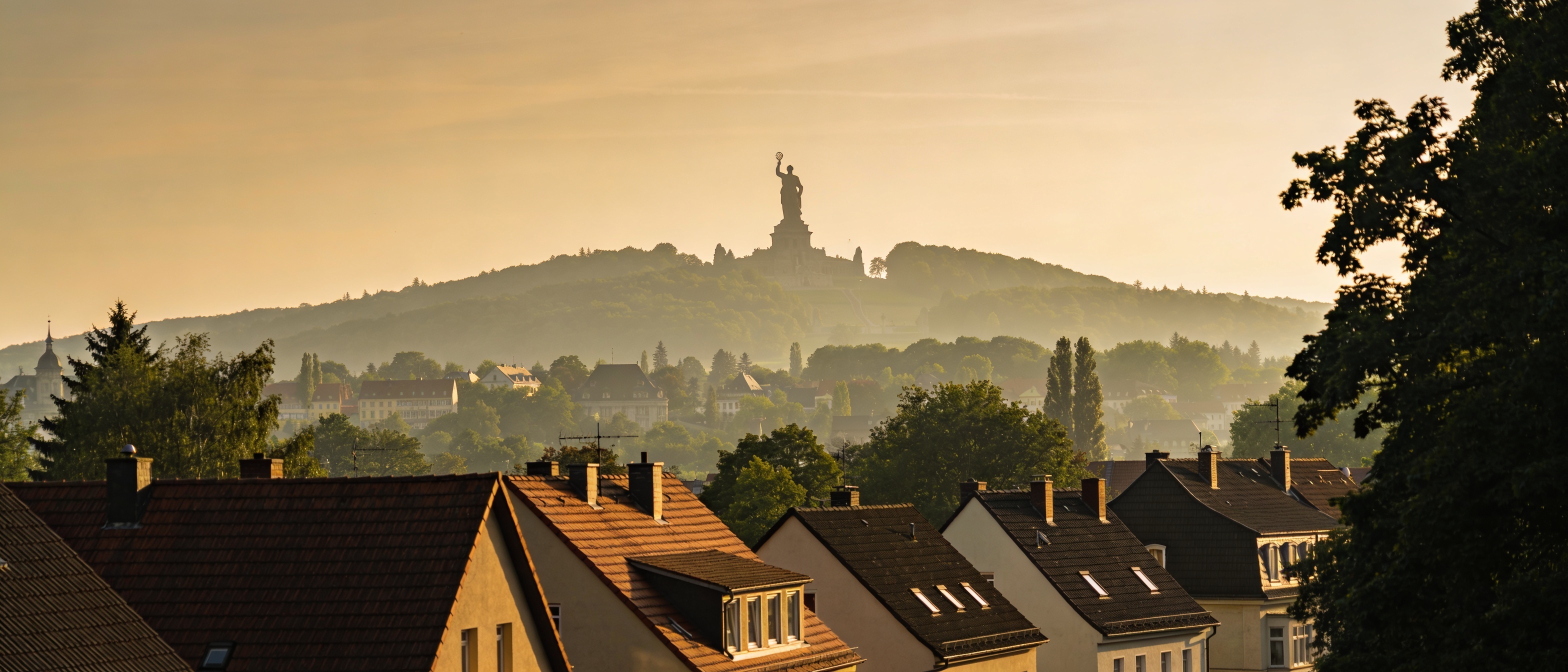 Kasseler Stadtansicht mit Herkules-Monument auf Wilhelmshöhe in der Ferne